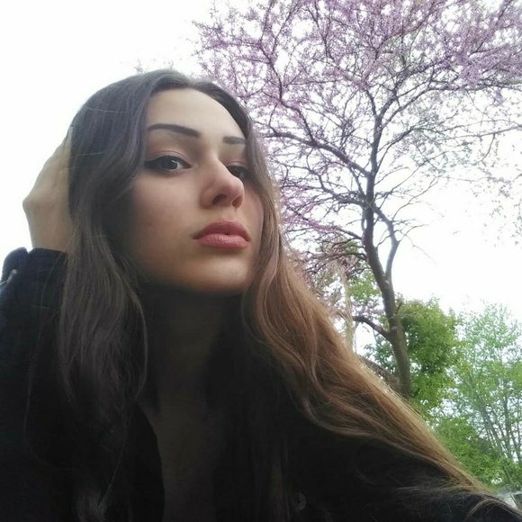 Meet your Posher, Kylie - Picture 1 of 1